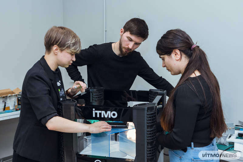 Members of the development team next to their wireless charger prototype. Photo by Dmitry Grigoryev / ITMO.NEWS
