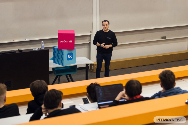 Dmitry Zadokhin, a DevRel at VK Mini Apps, delivers a lecture as part of VK’s lecture series at ITMO. Credit: Dmitry Grigoryev / ITMO.NEWS
