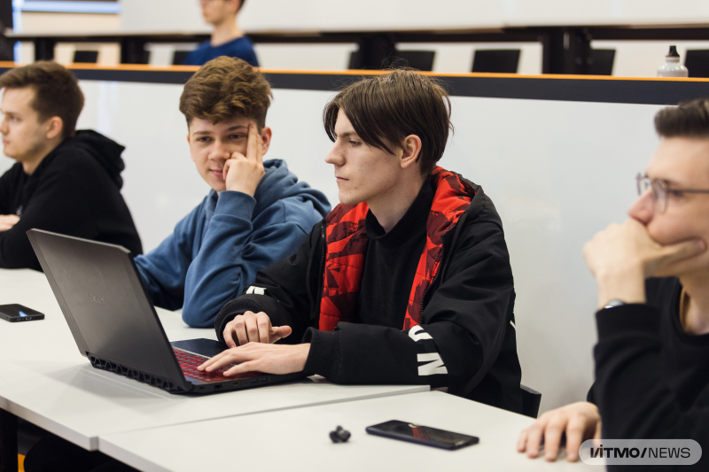 The audience at Dmitry Zadokhin's lecture on how you don’t need to be a developer to create digital products as part of VK’s lecture series at ITMO. Credit: Dmitry Grigoryev / ITMO.NEWS
