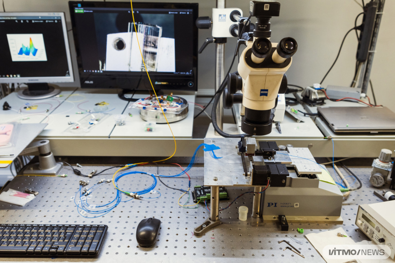 Исследовательский макет переключателя волоконно-оптических измерительных каналов Фурье спектрофотометра (справа под микроскопом) и волоконно-оптические измерительные каналы (слева). Фото: Дмитрий Григорьев / ITMO.NEWS

