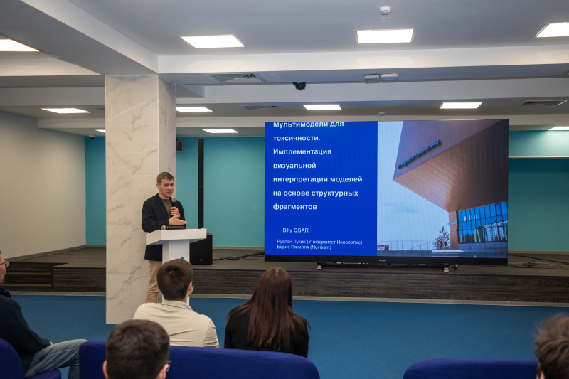 Team Billy QSAR presents their solution at the hackathon. Credit: Medtech.Moscow
