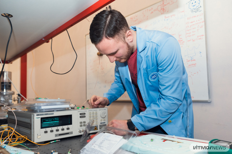 A student and researcher at the Research and Educational Center for Photonics and Optoinformatics works on a quantum communication system. Photo by Dmitry Grigoryev / ITMO.NEWS
