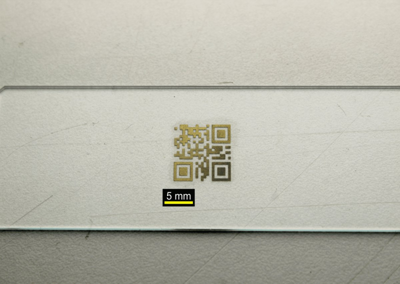 Цветной QR-код, созданный на стекле с помощью непрямой лазерной маркировки. Фото из личного архива исследователя
