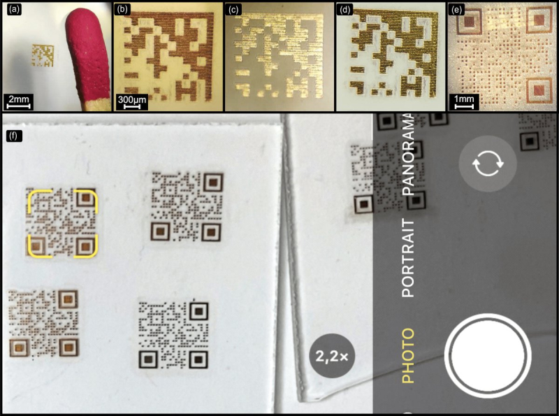 Смартфон считывает цветные QR-коды, которые по размеру меньше головки спички. Фото из личного архива исследователя
