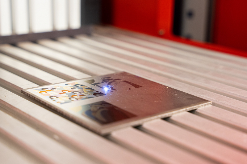 Images on a metal plate created with the use of laser technology developed at ITMO. Photo by ITMO University 
