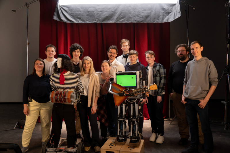 Съемочная команда с учениками и роботами лаборатории молодёжной робототехники ИТМО. Фото: ИТМО
