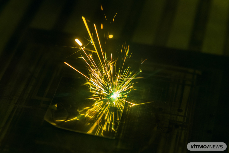 Как работает технология: сфокусированное лазерное излучение воздействует на металл и формирует лазерные структуры внутри лазерного отпечатка. Структуры возникают из-за возбуждения поверхностных электромагнитных волн и их интерференции с падающим излучением. Фото: Дмитрий Григорьев / ITMO.NEWS
