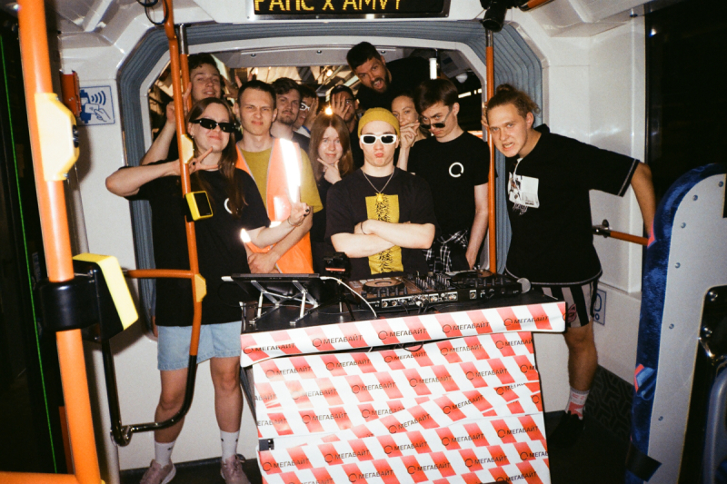 MEGAHOUSE ⨯ ГОРЭЛЕКТРОТРАНС — вечеринка с диджеями, которую устроили прямо в автобусе. Источник: Медиапортал ИТМО
