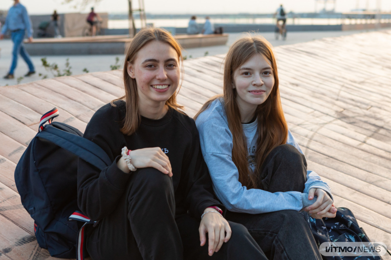 Alexandra Kirichenko and Ekaterina Galova. Photo by Dmitry Grigoryev, ITMO.NEWS
