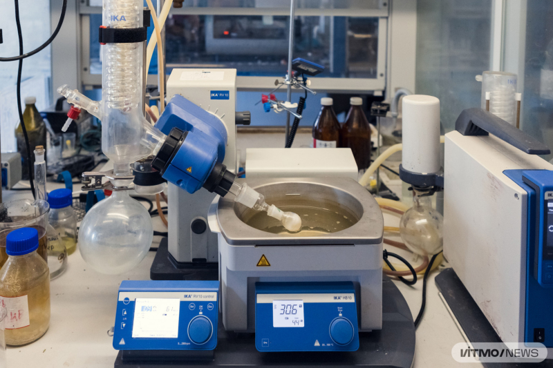 A rotary evaporator used to remove the solvent from the final mixture. Photo by Dmitry Griroyev / ITMO.NEWS
