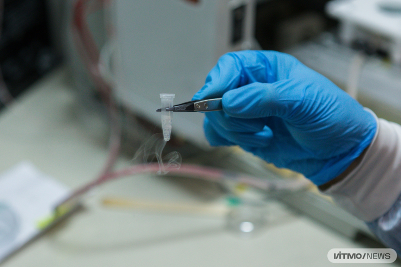 A vial with 2D MOF crystals frozen in liquid nitrogen. Photo by Dmitry Grigoryev / ITMO.NEWS

