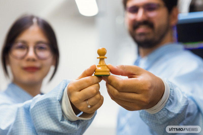 The device developed by the researchers is shaped like a chess pawn. Photo by Dmitry Grigoryev / ITMO.NEWS
