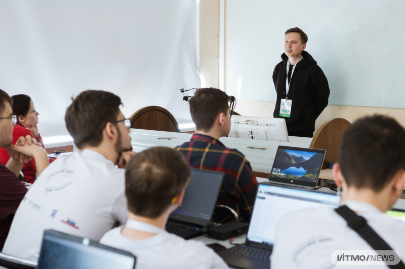 Alexander Menshchikov's workshop on CTF tournaments at the It's Your Call! forum. Photo by Dmitry Grigoryev / ITMO.NEWS
