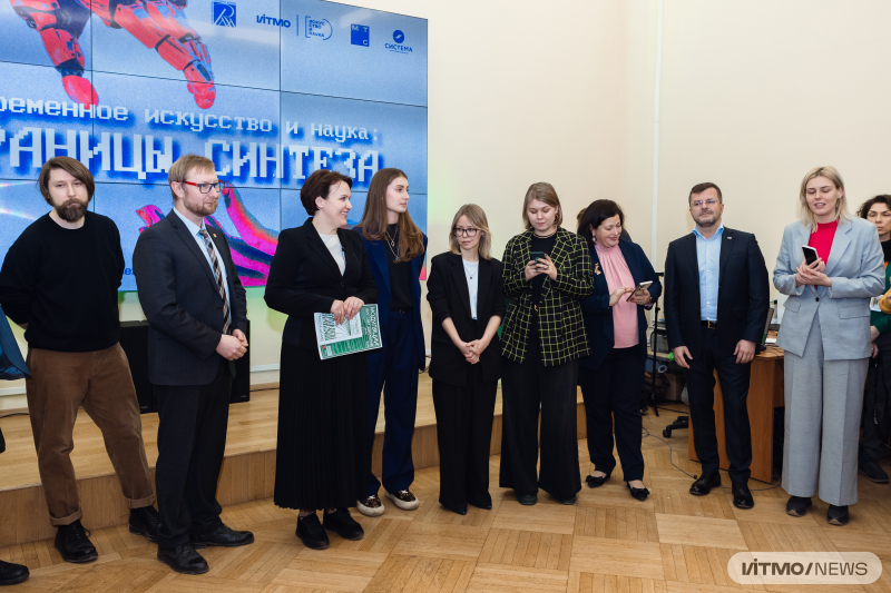 At the exhibition's opening. Photo by Dmitry Grigoryev / ITMO.NEWS
