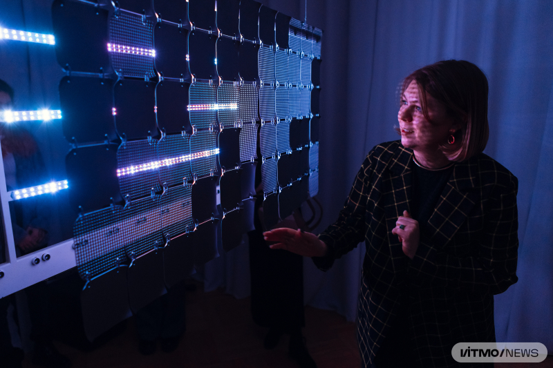 Светозвуковая инсталляция «Touch» работает в 11 режимах, которые можно активировать прикосновением. Фото: Дмитрий Григорьев / ITMO.NEWS
