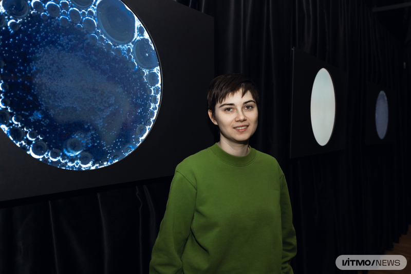 Artist Kira Vainshtein, whose project Planned Accidents uses video recordings of chemical reactions to generate sound. Photo by Dmitry Grigoryev / ITMO.NEWS
