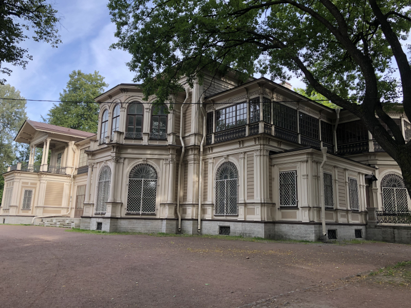 Gromov Country House. Книжная пыль, CC BY-SA 4.0, via Wikimedia Commons
