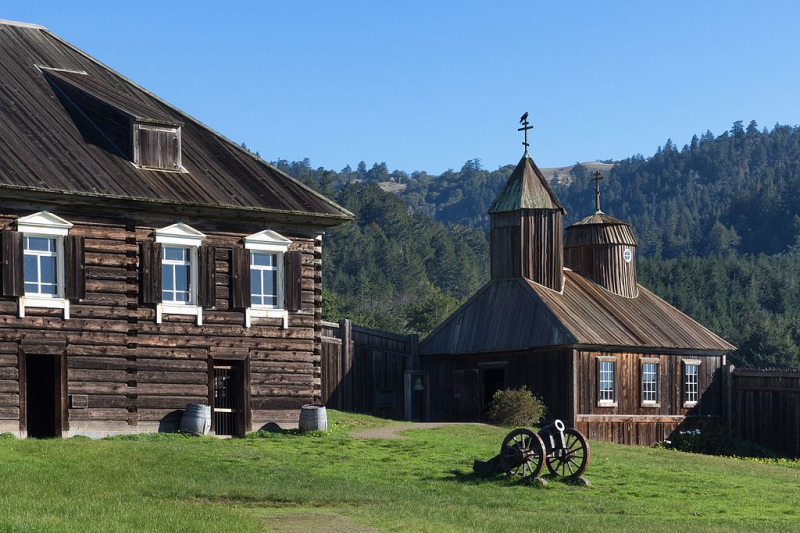 The Kuskov House and Russian Chapel in Fort Ross, CA. Credit: Frank Schulenburg / Wikimedia Commons / CC BY-SA 4.0 DEED
