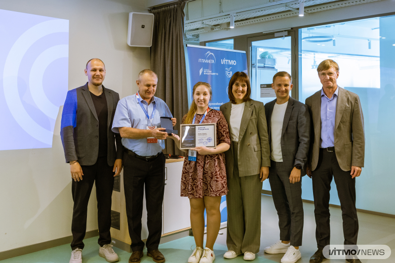 Marina Shadus receives her award at Phygital Sporttech Innovations Cup at ITMO. Photo: Dmitry Grigoryev / ITMO.NEWS
