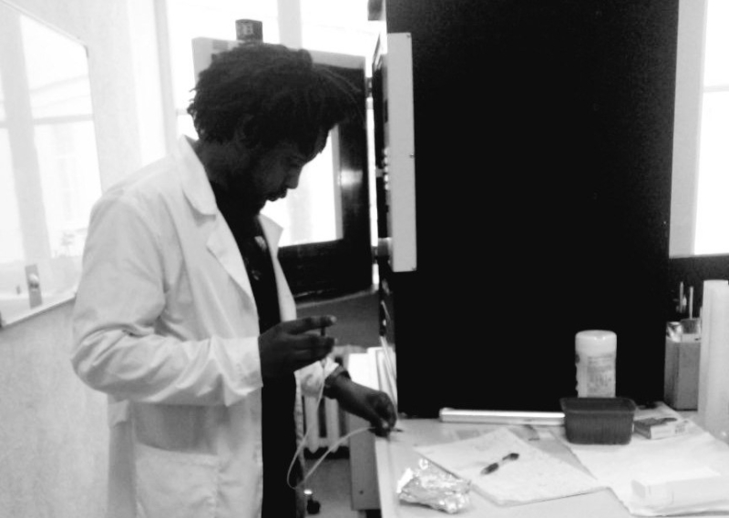 Mikael working in a laboratory at ITMO. Photo courtesy of the subject
