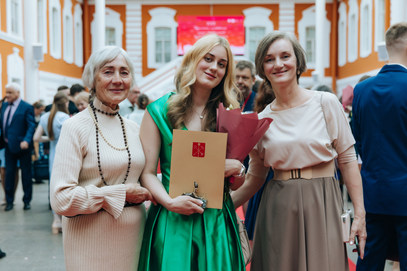 Elena Petrova with her family. Photo by Viktoria Shapovalova / ITMO Mediaportal
