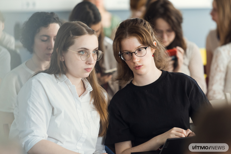 A hackathon participant and Tatiana Sizova (left). Photo by Dmitry Grigoryev / ITMO.NEWS
