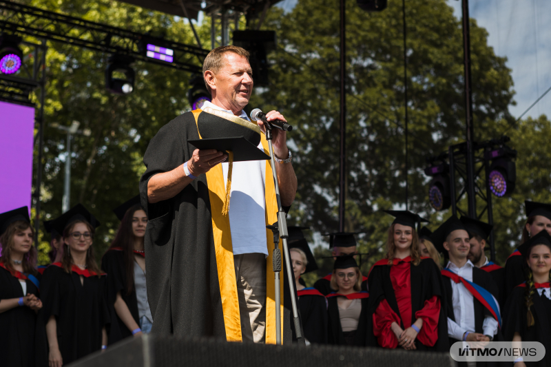 ITMO Rector Vladimir Vasilyev at the graduation ceremony. Photo by Dmitry Grigoryev / ITMO.NEWS
