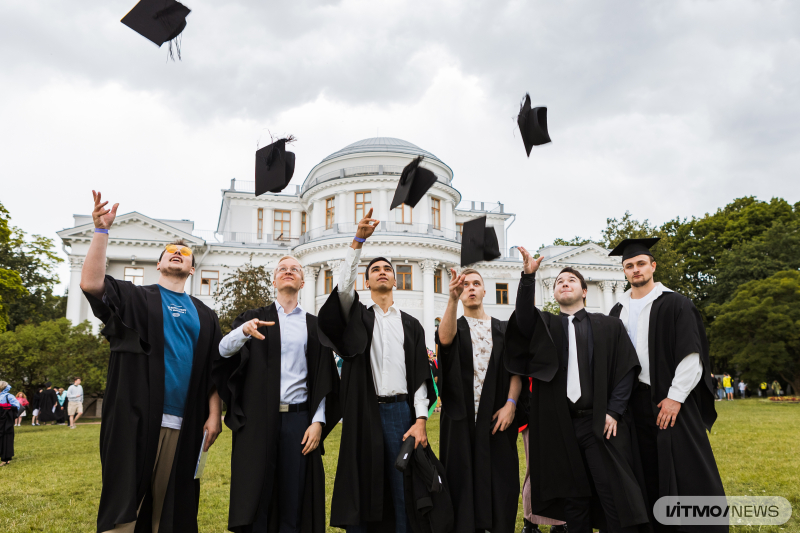 ITMO graduates. Photo by Dmitry Grigoryev / ITMO.NEWS
