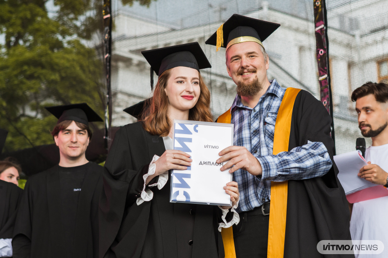 Alexander Mayatin with an ITMO graduate. Photo by Dmitry Grigoryev / ITMO.NEWS
