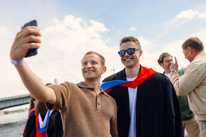 Evgeny Raskin with an ITMO graduate on the boat. Credit: ITMO Mediaportal
