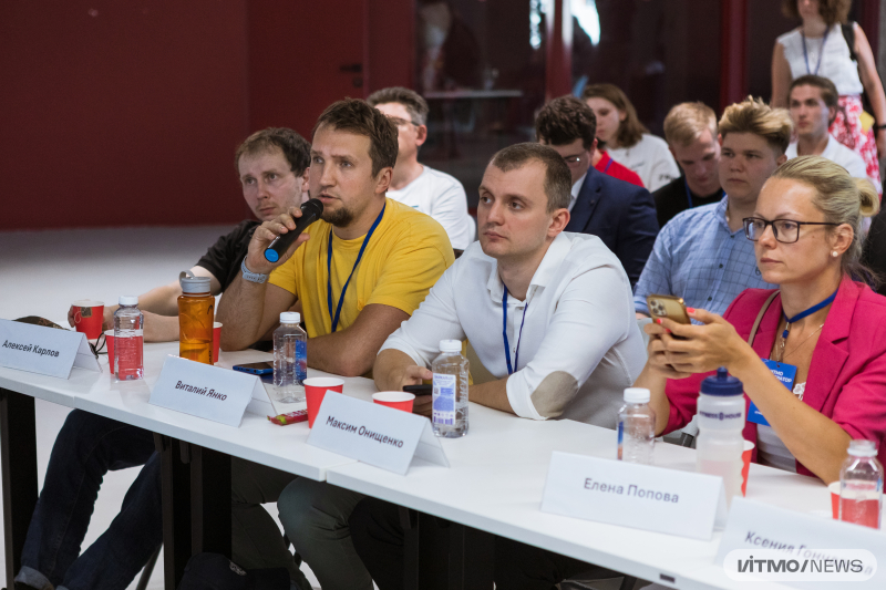 Maksim Onishchenko in the jury at Demo Day. Photo by Dmitry Grigoryev / ITMO.NEWS
