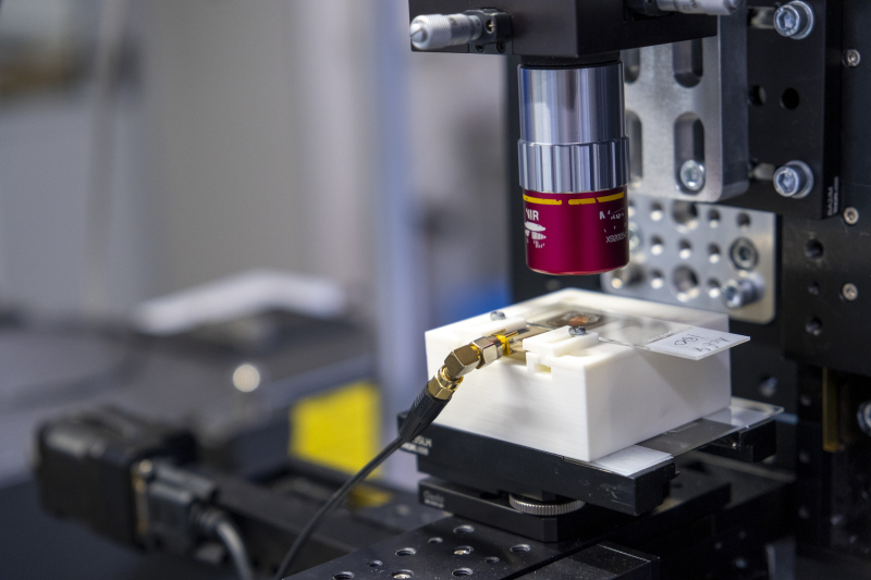 An installation for measuring optically detected magnetic resonance. Photo by Pavel Kiriltsev / ITMO's Faculty of Physics
