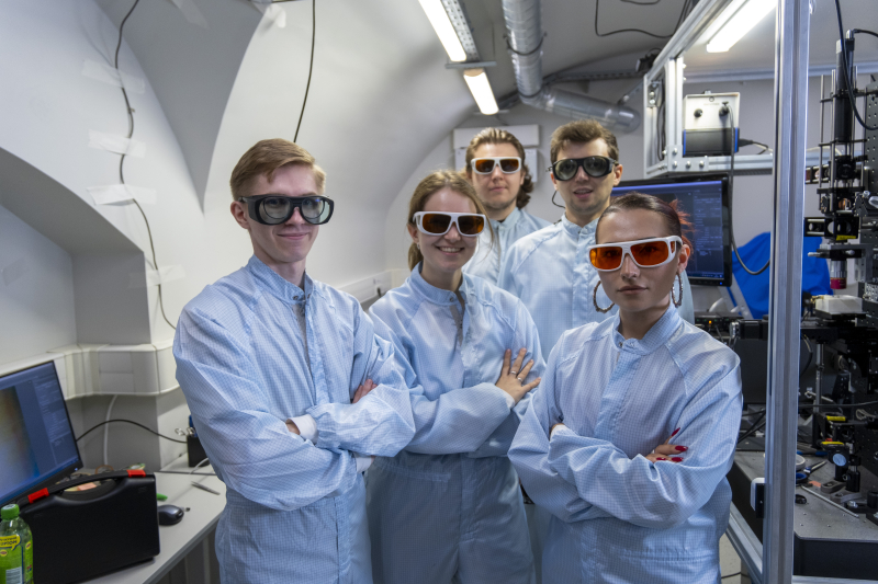 The paper's authors (left to right): Ivan Vazhenin, Elena Gerasimova, Egor Uvarov, Vitaly Yaroshenko, Landysh Fatkhutdinova. Photo by Pavel Kiriltsev / ITMO's Faculty of Physics
