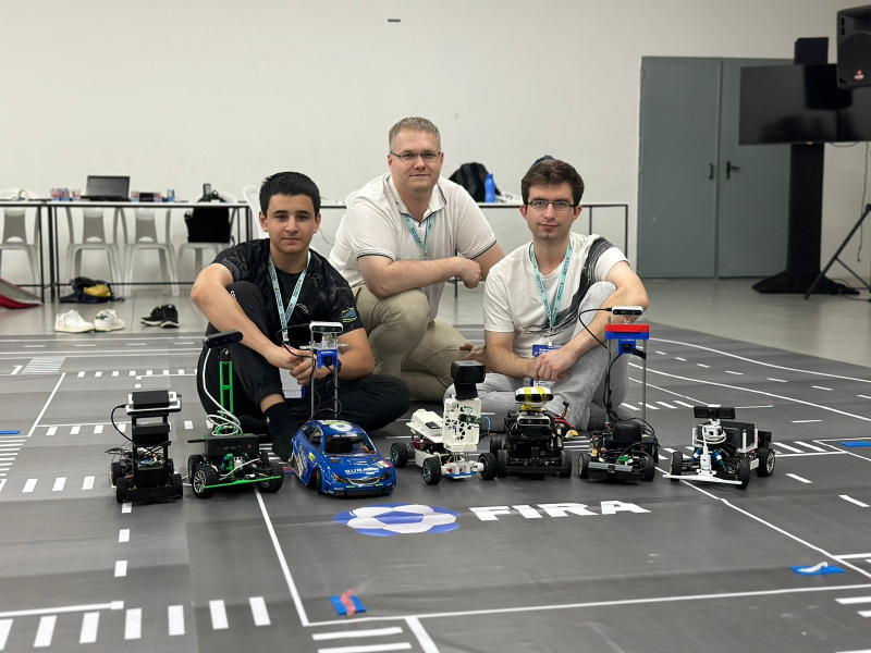 Слева направо: победитель школьной подлиги в Autononous Cars Physical U19 и Technical Challenge U19 Рауф Джаббаров, Михаил Гранатов, Григорий Сизиков. Фото: FIRA RoboWorld Cup 2024
