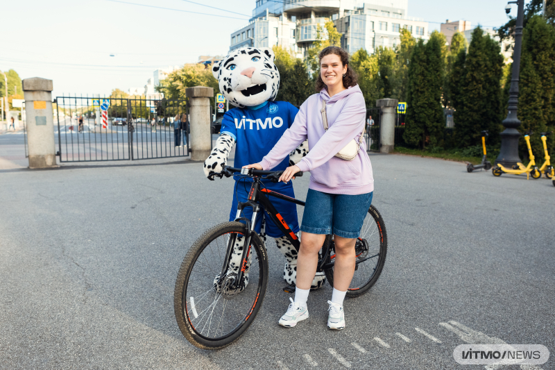 Aleksandra Gorkovskaya with ITMO mascot Tim the Snow Leopard. Photo by Dmitry Grigoryev / ITMO.NEWS
