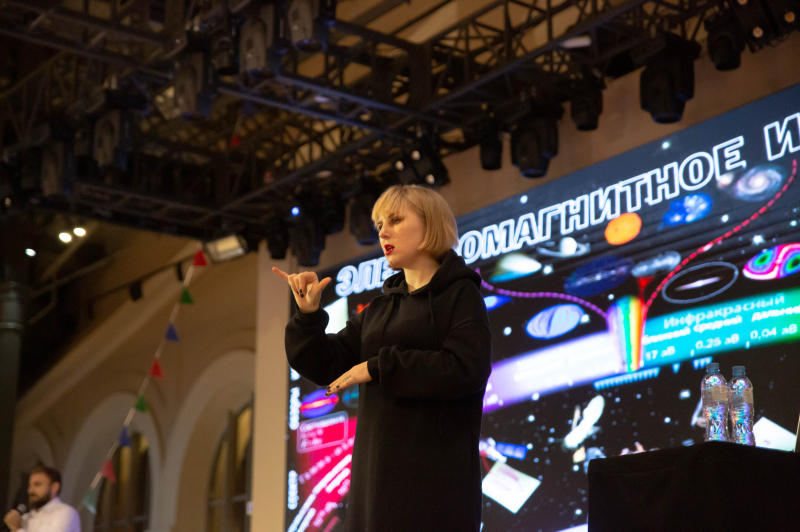 A sign language interpreter at the lecture by ITMO and VOKZAL 1853. Photo by Daria Smirnova / Megabyte Media
