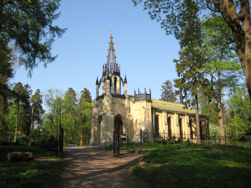 Peter and Paul Church in Shuvalovsky Park. Credit: Aleksandrov, CC BY-SA 3.0, via Wikimedia Commons
