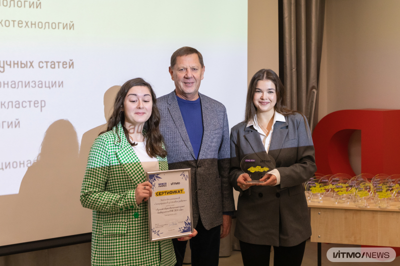 Alena Ermochenko and Ekaterina Litvinova with ITMO Rector Vladimir Vasilyev. Photo by Dmitry Grigoryev / ITMO.NEWS
