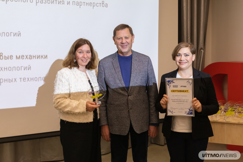 Evgeniya Shestakova and Natalia Tikhomirova with ITMO Rector Vladimir Vasilyev. Photo by Dmitry Grigoryev / ITMO.NEWS
