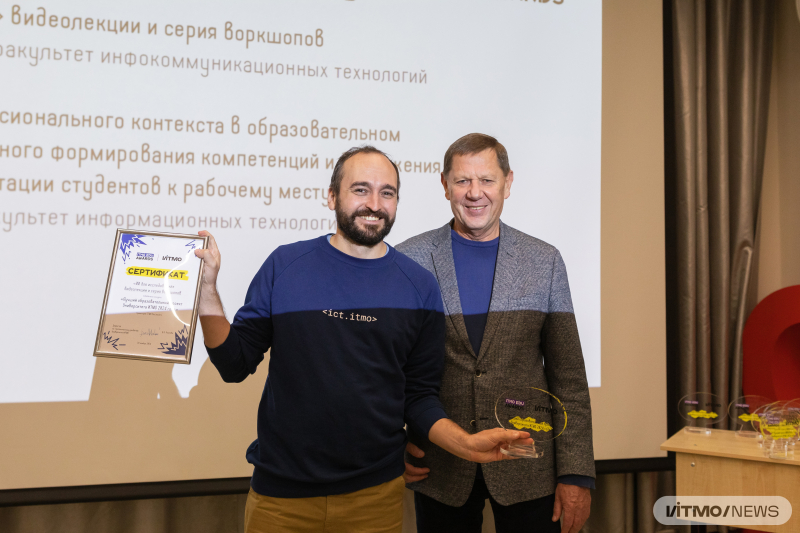 Alexandr Kapitonov with ITMO Rector Vladimir Vasilyev. Photo by Dmitry Grigoryev / ITMO.NEWS
