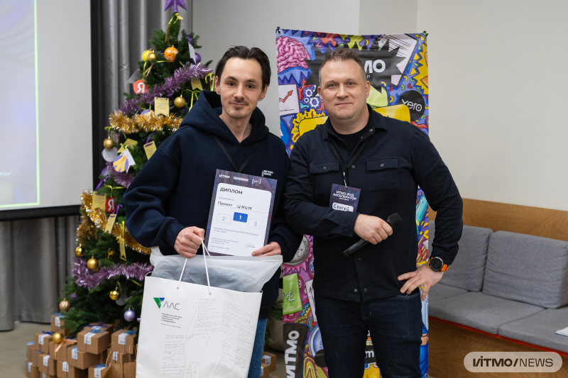 The accelerator’s winner and Sergey Kunitsyn. Photo by Dmitry Grigoryev / ITMO.NEWS
