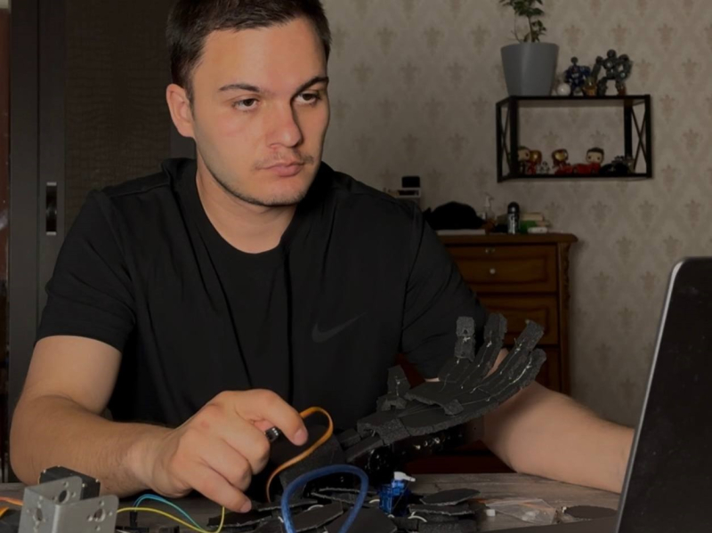 Алан Газзаев настраивает роботизированную руку. Фото из личного архива собеседника
