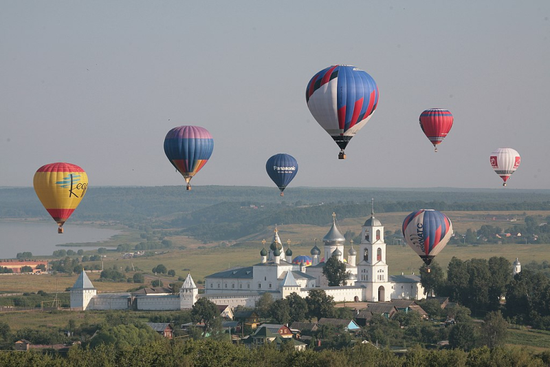 An aeronautics festival over St. Nicholas Monastery in Pereslavl-Zalessky. Credit: Игорь Шелапутин / Wikimedia Commons / CC BY-SA-3.0
