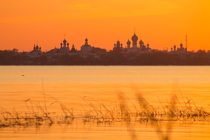 View of the Rostov Kremlin at sunset. Credit: ZichSmith / Wikimedia Commons / CC BY-SA 4.0
