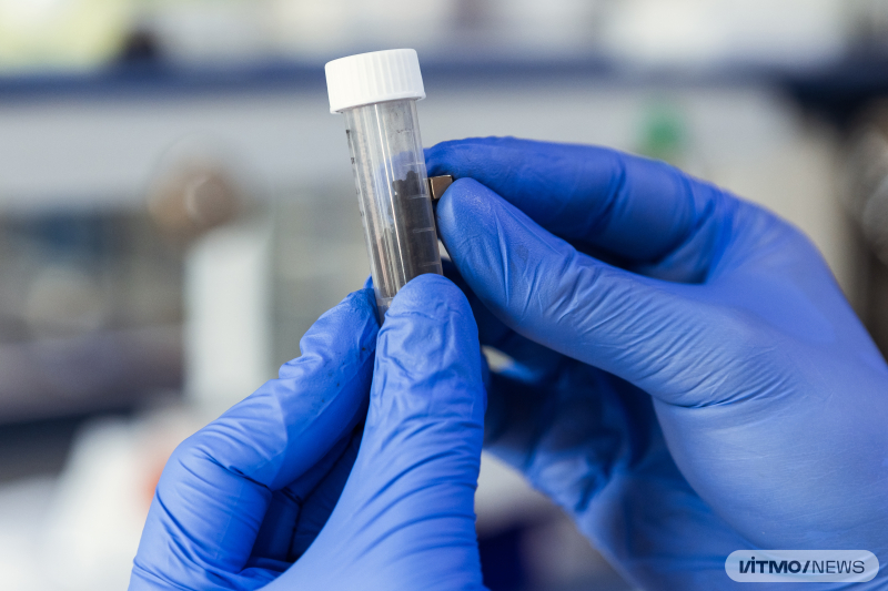 Магнитные катализаторы на основе железа-кобальта. Фото: Дмитрий Григорьев / ITMO NEWS
