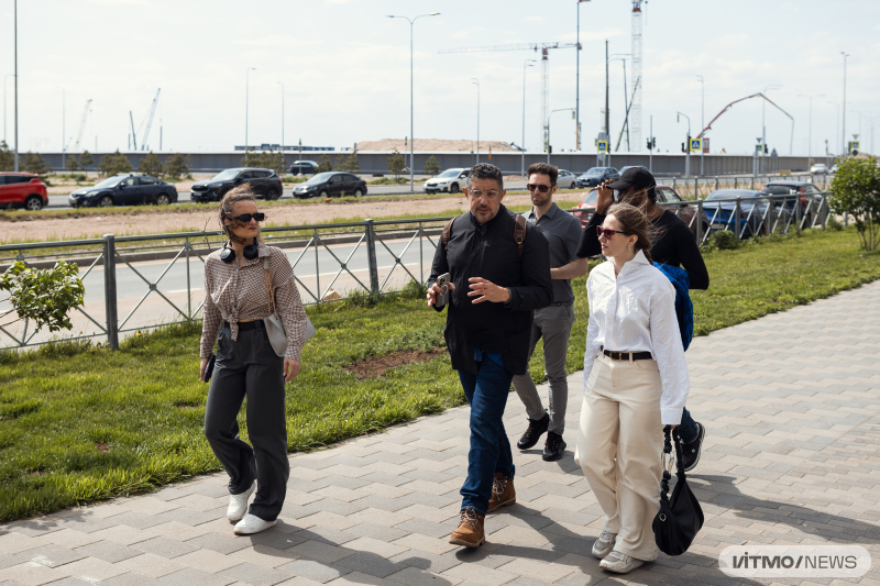 Али Альрауф с преподавателями и магистрантами Института дизайна и урбанистики ИТМО на экскурсии по Васильевскому острову. Фото: Дмитрий Григорьев / ITMO NEWS
