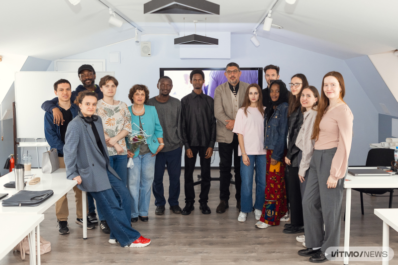 Али Альрауф с преподавателями и магистрантами Института дизайна и урбанистики ИТМО на экскурсии по Васильевскому острову. Фото: Дмитрий Григорьев / ITMO NEWS
