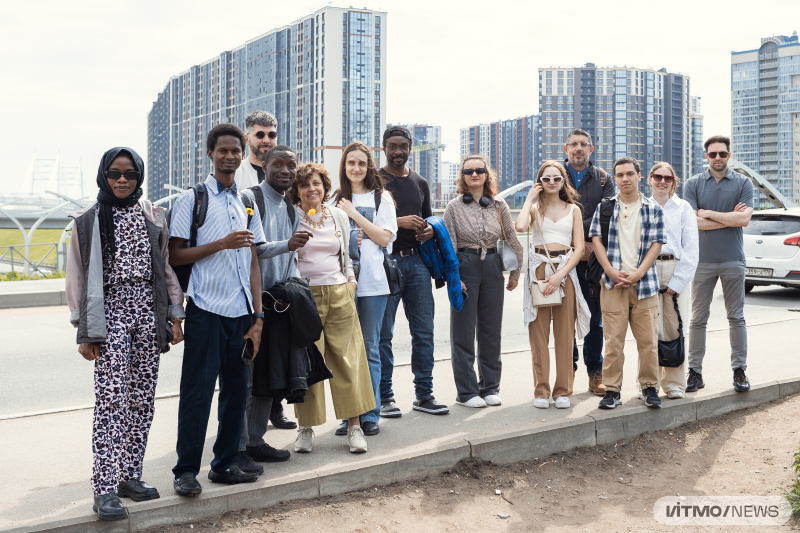 Али Альрауф с преподавателями и магистрантами Института дизайна и урбанистики ИТМО на экскурсии по Васильевскому острову. Фото: Дмитрий Григорьев / ITMO NEWS
