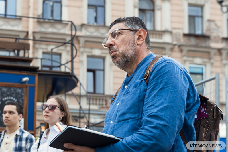 Али Альрауф у памятника петербургской конке на 6-ой линии Васильевского острова. Фото: Дмитрий Григорьев / ITMO NEWS
