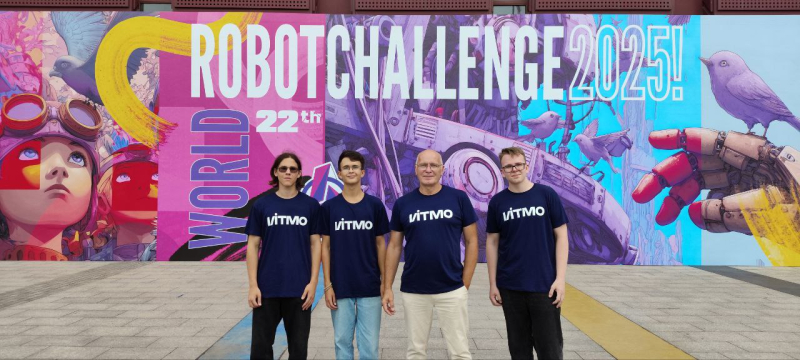 Команда ИТМО с тренером Игорем Лосицким на соревнованиях по робототехнике RobotChallenge 2025 в Пекине. Фото предоставлено Игорем Лосицким
